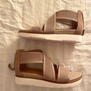 Easy Spirit Wander Sandals – Lightweight Comfort with Strappy Style!